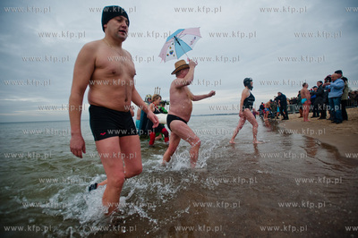 Gdansk. Plaza w Jelitkowie. Noworoczna zimowa kapiel...