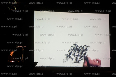 Gdansk. Centrum Sw. Jana. Swiatowa premiera performensu...