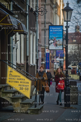 Gdansk. U. Sw. Ducha. Tablica reklamujaca sklep odziezowy.
07.03.2014
fot....