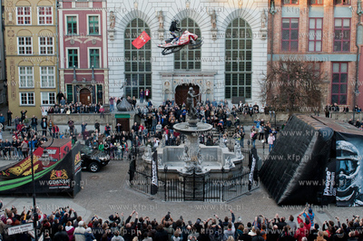 Gdansk. Skoki na quadzie i skutrze snieznym nad fontanna...