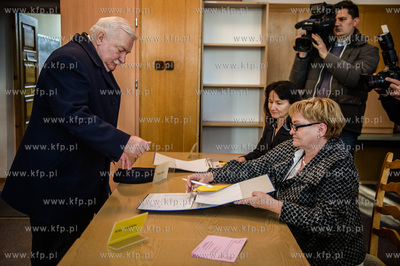 Gdansk. Oliwa. Druga tura wyborow samorzadowych. Glosuje...