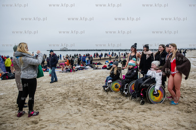 Plaża w Sopocie. Charytatywne morsowanie, w czasie...