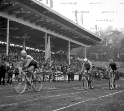 Koniec etapu Wyscigu Pokoju na stadionie Lechii Gdansk....