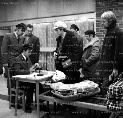 Kontrola celna w bazie promowej w Nowym Porcie pasazerow...