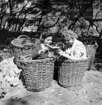 Dziewczyny czytaja ksiazke w wiklinowym koszu. 1960
z0002037
Fot....
