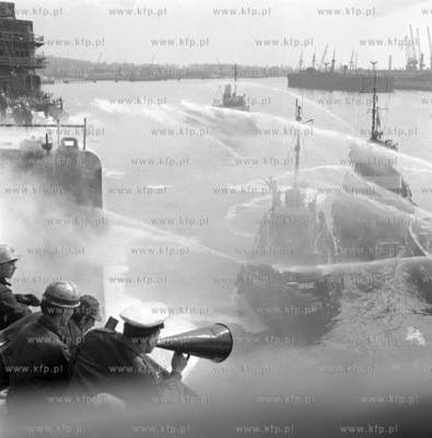 Pozar ropy rozlanej na powiechrzni basenu stoczniowego...