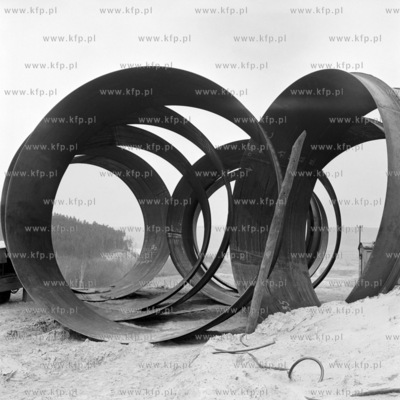 Montaż rurociągów przez pracowników Hydrobudowy...