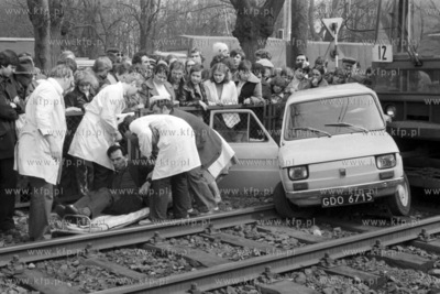 Zderzenie fiata 126p z tramwajem linii 12 na skrzyżowaniu...