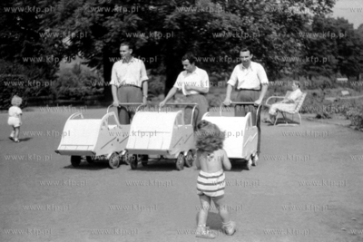 Spacer w Parku Oliwskim w Gdańsku Oliwie. 
1950
0009669z
Fot....