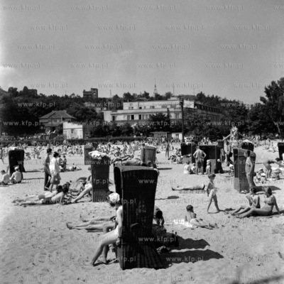 Wypoczynek na plaży. (lata60). 1965 0008013z Fot....