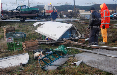 Wypadek na niestrzezonym przejezdzie kolejowym w Gdyni...