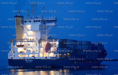 Port Gdynia noca. Nz. kontenerowaiec Oland wychodzacy...