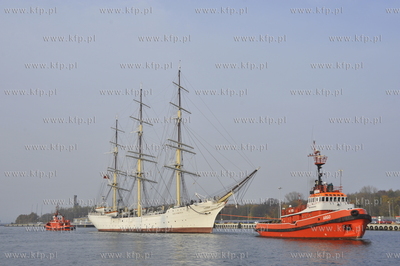 Najstarszy polski zaglowiec Dar Pomorza bedacy obecnie...