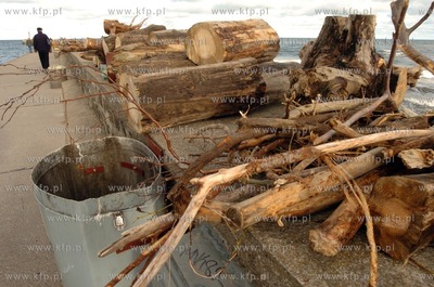 Ustka plaza, trwa usuwanie szkod wyrzadzonych przez...