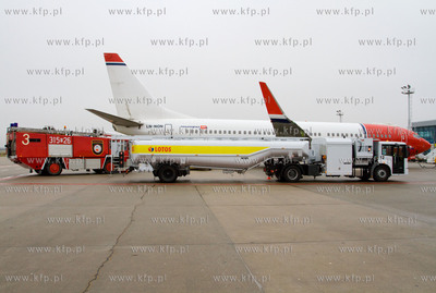 Gdansk, Rebiechowo. Nz. Tankowanie przez LOTOS Boeinga...