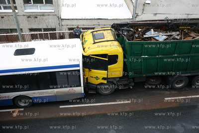 Utrudnienia na zjezdzie z estakady na ulice Hutnicza...