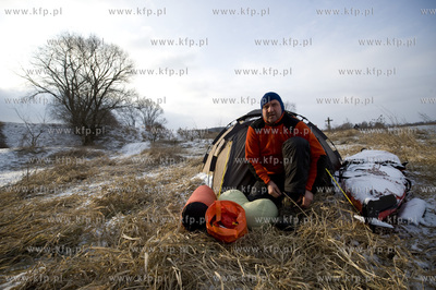 Podroznik Marek Kaminski podczas kajakowego splywu...