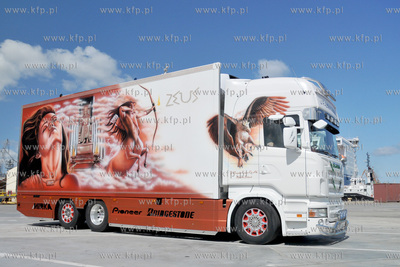 Promem linii FINNLINES przyplynely do gdynskiego portu...