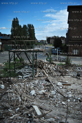 Rozbiorka zabytkowych hali Stoczni Gdanskiej, tereny...