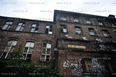 Rozbiorka zabytkowych hali Stoczni Gdanskiej, tereny...