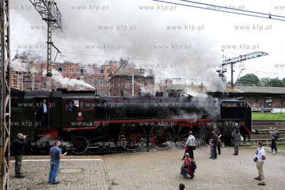 Pociag "Heweliusz", prowadzony przez parowoz z wolsztynskiej...