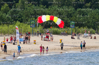 Sloneczna letnia pogoda sprzyjala wypoczynkowi na plazy...