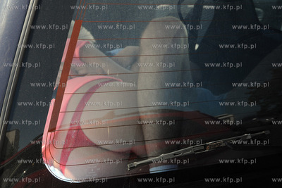 W samo poludnie w bagazniku Nissana zaparkowanego na...