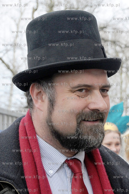 Zawieszenie wiechy na Teatrze Muzycznym w Gdyni. Nz....