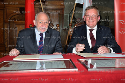 W Dworze Artusa, odbyla sie uroczystosc podpisania...