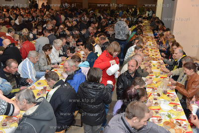 Sniadanie Wielkanocne w dolnym kosciele OO. Franciszkanow...
