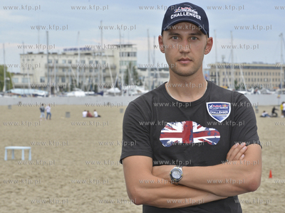 Pilot Lukasz Czepiela wystaruje w klacie Challenger...