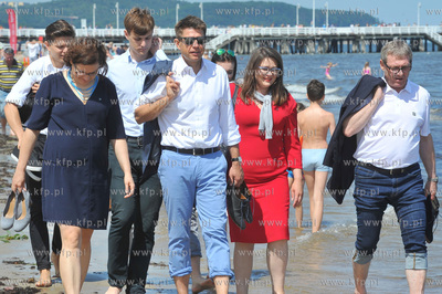 Sopot. Plaza. Spacer Ryszarda Petru z towarzyszeniem...