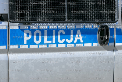 Samochody policyjne stojące przed budynkiem komendy...
