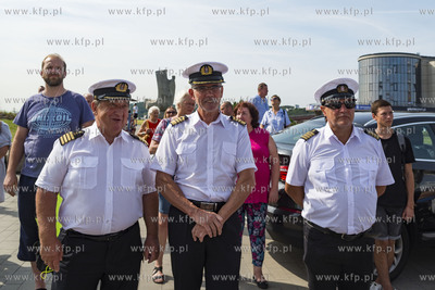 Dar Młodzieży wpływa do Nabrzeża Pomorskiego w...