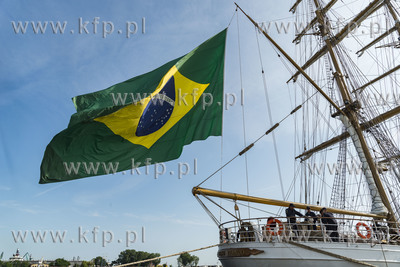 Brazylijska fregata Cisne Branco wpływa do Nabrzeża...