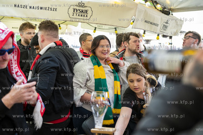 Kibice Manchester United bawią sie na ul. Długi Targ...
