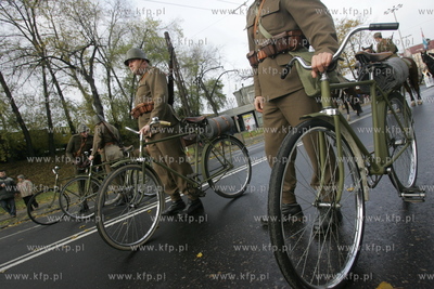 Gdynia. Uroczystosci w zwiazku ze Swietem Niepodleglosci.
Przemarsz...