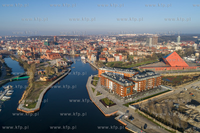 Gdansk, w tle stare miasto, po lewej Wyspa Spichrzow,...