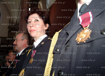 Odznaczenie strazakow bioracym udzial w gaszeniu Rafinerii...