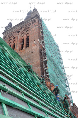 Dzien zawieszania wiechy na remontowanym dachu kosciola...