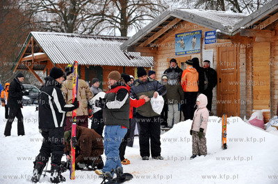 Wypozyczalnia sprzetu narciarskiego przy stoku w Przywidzu...
