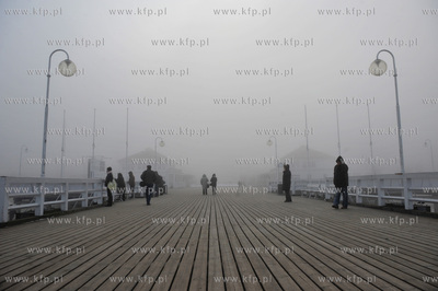 Mgla na sopockim molo. 12.03.2010 Fot. Maciej Kosycarz...