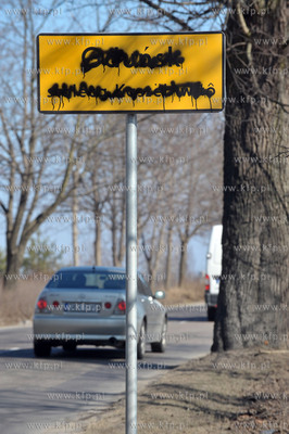 Prymitywni wandale  zamalowali oraz zniszczyli tablice...