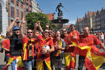 Ulice Dluga i Dlugi Targ w Gdansku dzien przed meczem...