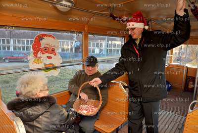 Mikolajkowy zabytkowy  tramwaj  na trasie Hucisko -...