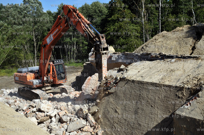 Wyburzanie ostatniego starego wiaduktu dawnej trasy...