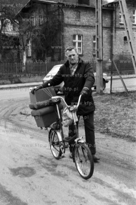 Rowerowy transport mebli na ulicach Kartuz na Kaszubach....