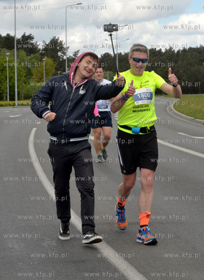 Zawodnicy na trasie I PZU Gdansk Maraton.Skrzyzowanie...