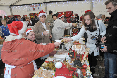 Jarmark Bozonarodzeniowy na placu Mariackim przy kosciele...