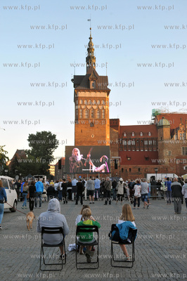 Plenerowa projekcja opery Turandot na Targu Węglowym...